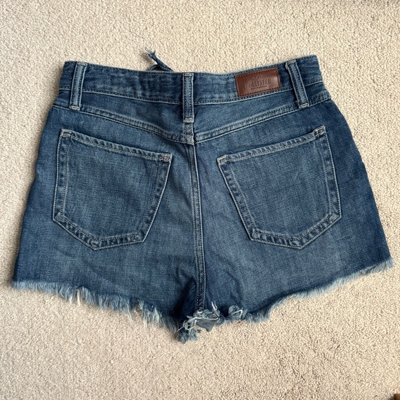 Hollister Ultra High-Rise Mom Short 3” - Picture 2 of 5